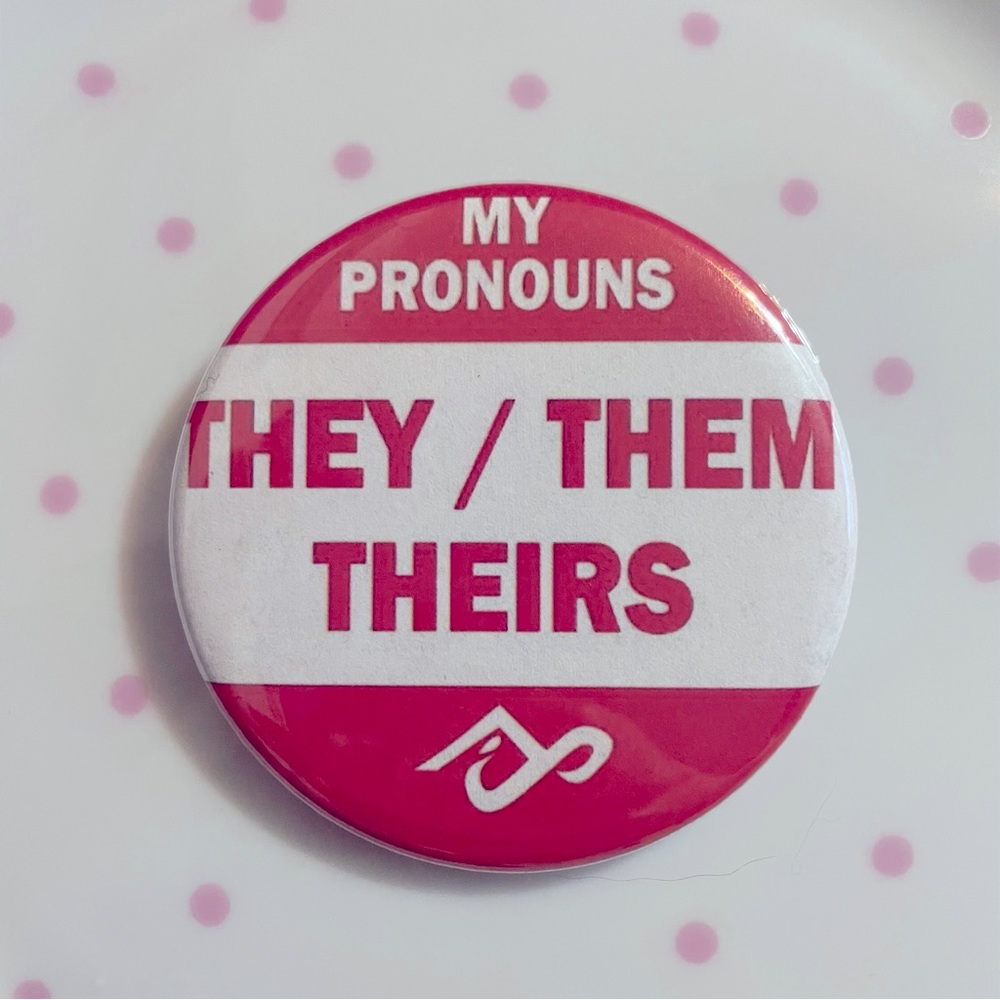 Pronoun pin ♥️